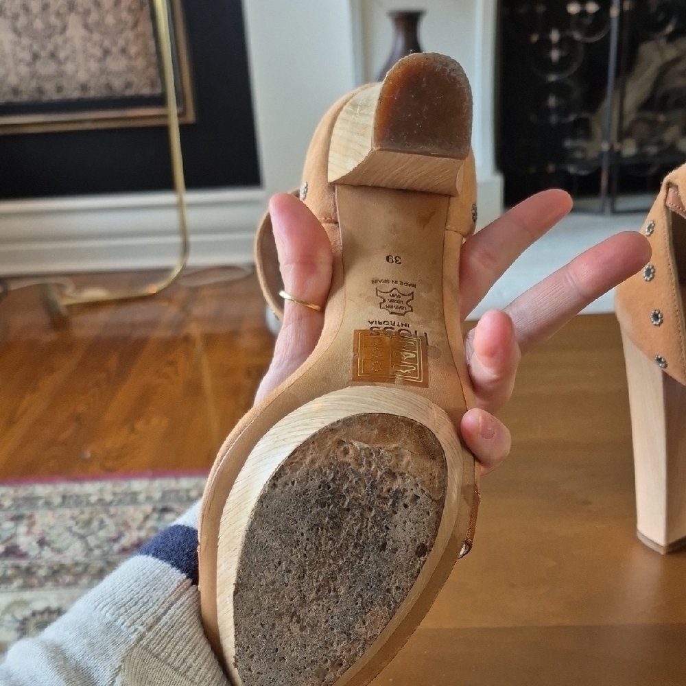 HOSS INTROPIA Elegant Tan Platform Heels - Picture 5 of 9